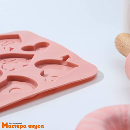 Форма для шоколада силиконовая  АМУРЫ-СЕРДЕЧКИ, (13 ячеек) 23*16*0,5 см