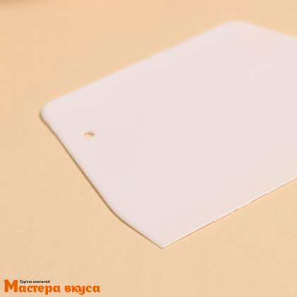 Шпатель-скребок пластиковый Трапеция 13*8,8 см