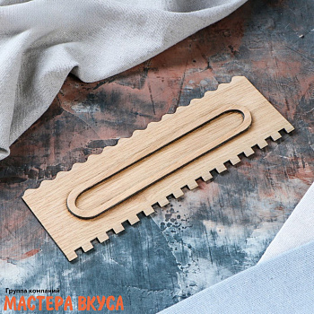 Шпатель-скребок  Фигурный ПОЛОСЫ двухсторонний 21,7*7 см, (дерево дуб) 