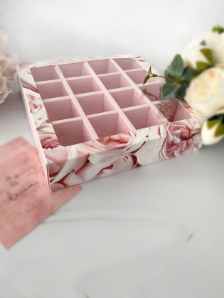 Упаковка для конфет 16 шт с обечайкой с окном 177*177*38мм  (Розовые пионы)