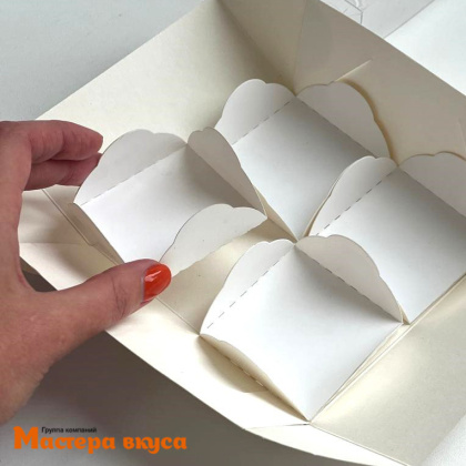 Упаковка для моти 4 ячейки с пластиковой крышкой, и ложементами 120*120*55 мм (белая) (6-д)