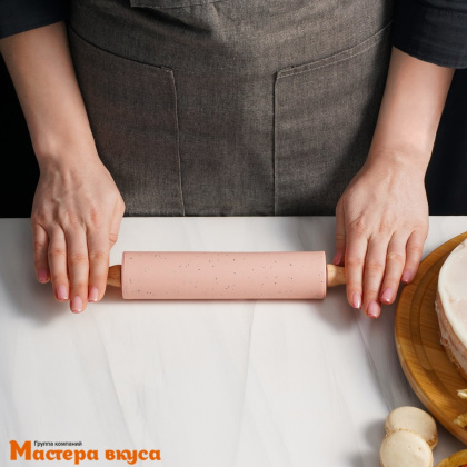 Скалка силиконовая 30 см d-4,3см (вращающаяся), деревянные ручки "Сахаринка"