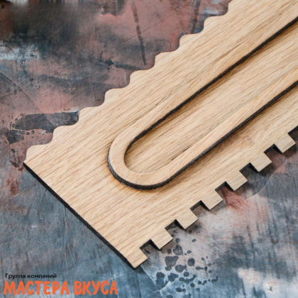 Шпатель-скребок  Фигурный ПОЛОСЫ двухсторонний 21,7*7 см, (дерево дуб) 