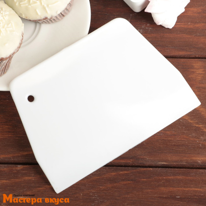 Шпатель-скребок пластиковый Трапеция 13,5*9,5 см