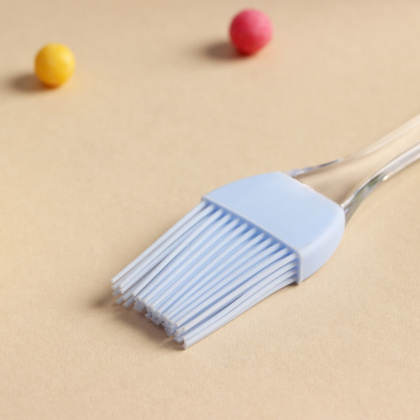 Кисть силиконовая 19*4,5 см с прозр.ручкой