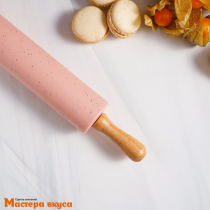 Скалка силиконовая 30 см d-4,3см (вращающаяся), деревянные ручки "Сахаринка"