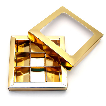 Упаковка для конфет  9 шт с окном 155*155*30мм (золото) (5-д)